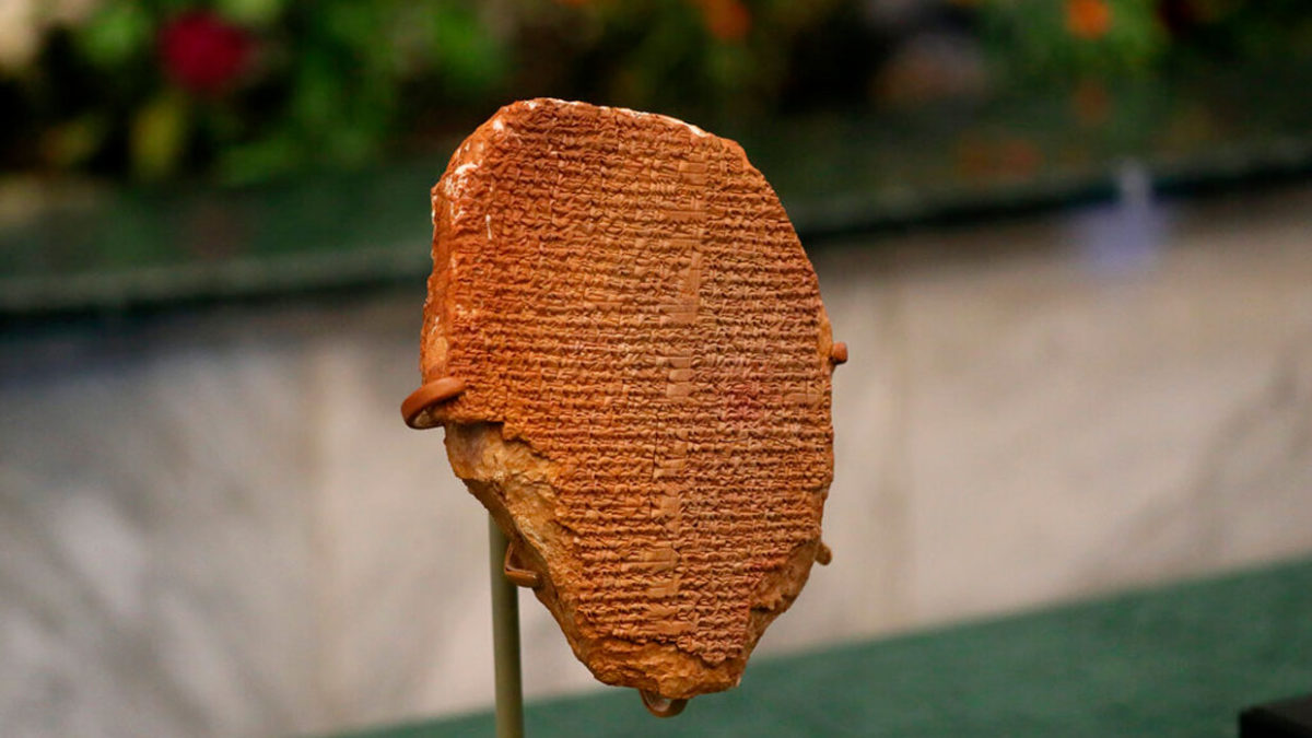 La “Tablilla del Sueño de Gilgamesh” se exhibe en Bagdad tras ser saqueada durante la guerra