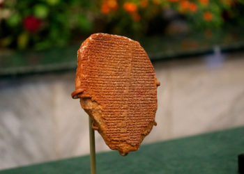 La “Tablilla del Sueño de Gilgamesh” se exhibe en Bagdad tras ser saqueada durante la guerra