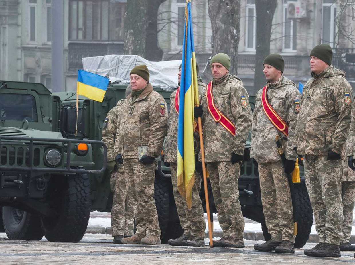 Ucrania exhibe su material militar y promete luchar contra Rusia