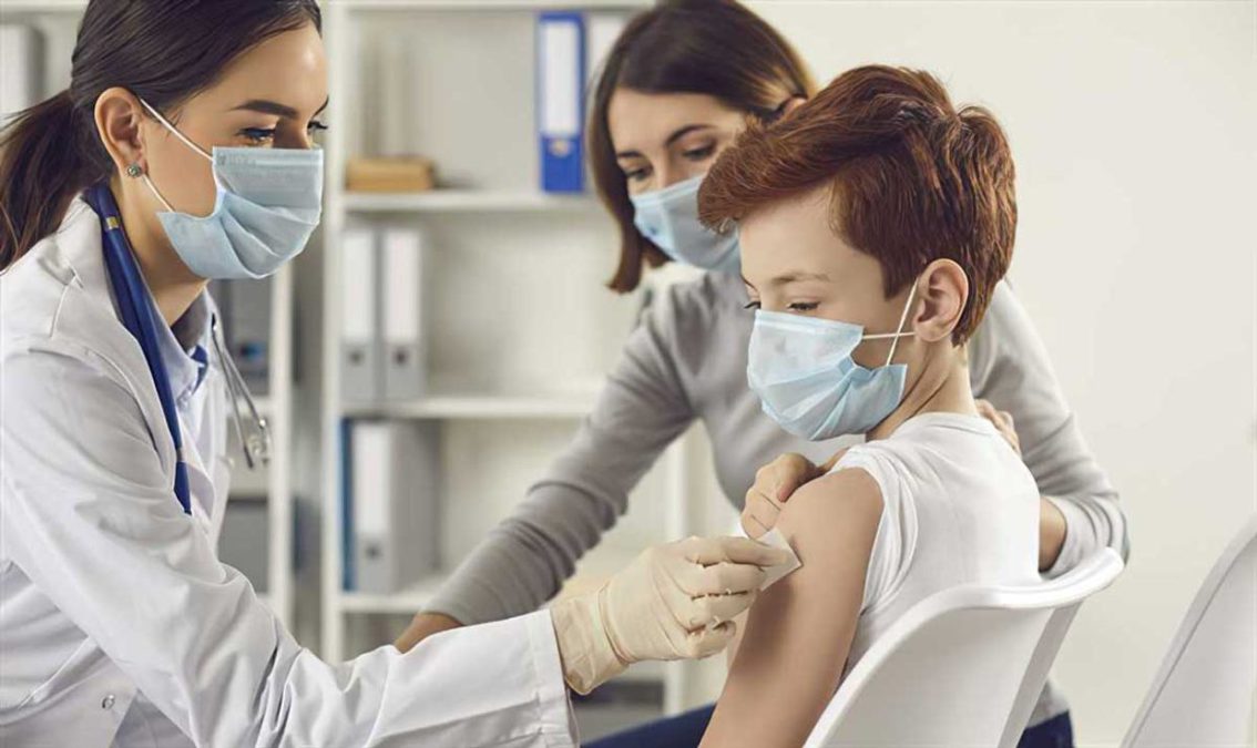 La vacuna de Pfizer provoca efectos secundarios leves en los niños pequeños