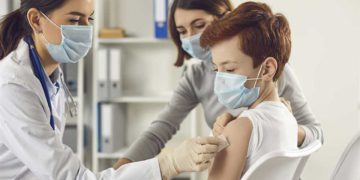 La vacuna de Pfizer provoca efectos secundarios leves en los niños pequeños
