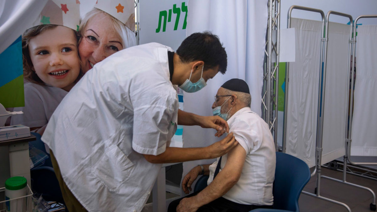 Israel será el primer país en aplicar la cuarta vacuna a mayores de 60 años