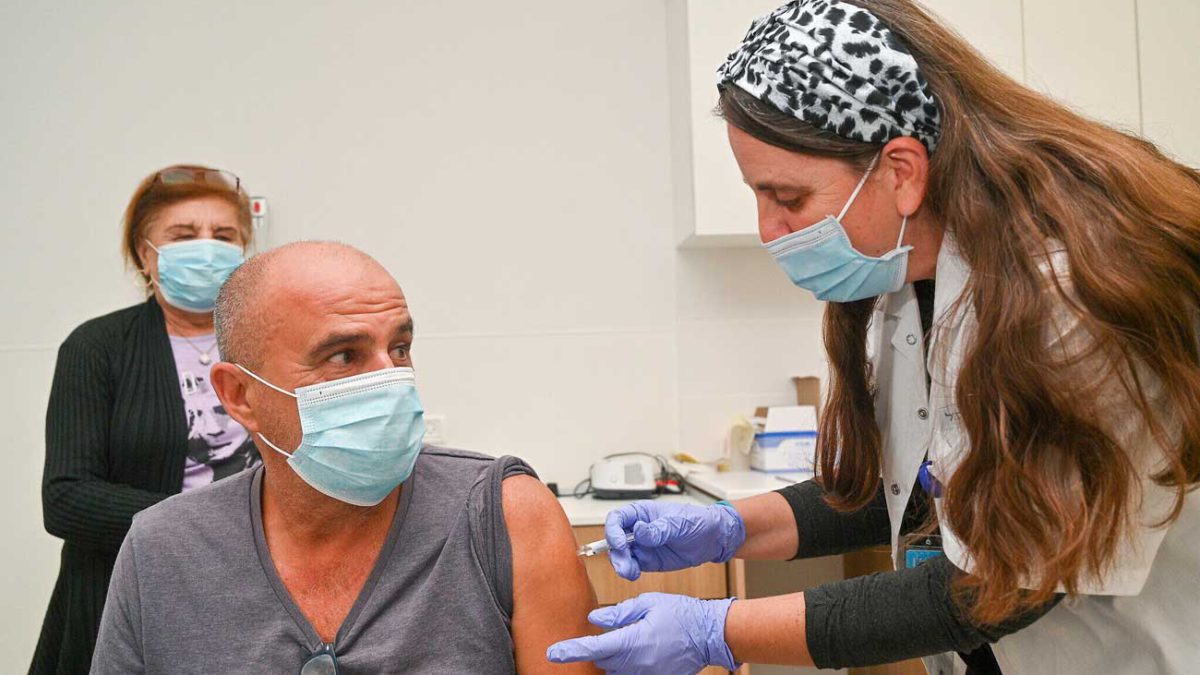 Israel evaluará la posibilidad de hacer obligatorias la vacunación contra el COVID