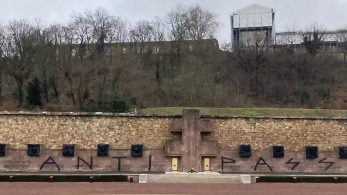 Memorial francés de la Segunda Guerra Mundial vandalizado con pintadas contra el pasaporte COVID