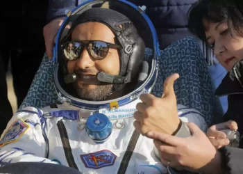 Un astronauta de los Emiratos Árabes Unidos regala al Estado judío la bandera israelí que llevó al espacio