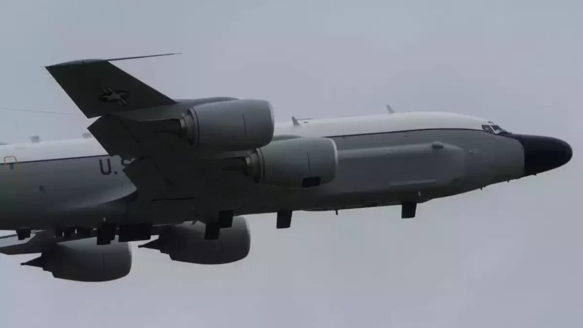 Un avión espía estadounidense RC-135W vuela desde el Reino Unido hacia el espacio aéreo ucraniano