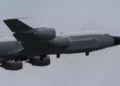 Un avión espía estadounidense RC-135W vuela desde el Reino Unido hacia el espacio aéreo ucraniano