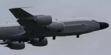 Un avión espía estadounidense RC-135W vuela desde el Reino Unido hacia el espacio aéreo ucraniano