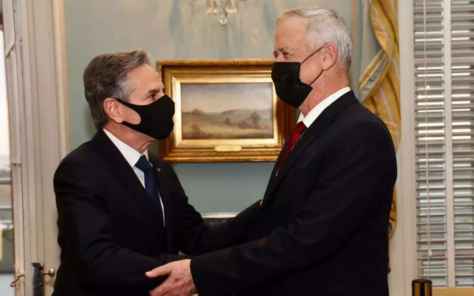 El secretario de Estado estadounidense Antony Blinken (izquierda) se reúne con el ministro de Defensa Benny Gantz (derecha) en Washington, DC, el 9 de diciembre de 2021. (Shmulik Almany/GPO)