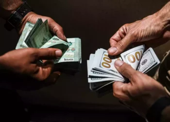 La moneda libanesa se hunde al subir el banco central el tipo de cambio de los depósitos en dólares