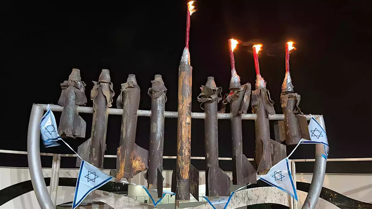Menorá de Jánuca hecha con fragmentos de cohetes de Hamás: la luz vence a las tinieblas