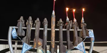 Menorá de Jánuca hecha con fragmentos de cohetes de Hamás: la luz vence a las tinieblas