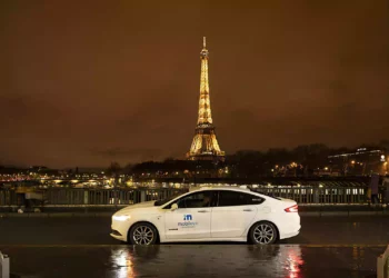 Un vehículo autónomo impulsado por los sistemas de autoconducción de Mobileye tec en París, diciembre de 2021. (Mobileye)