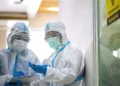 Anciano doblemente vacunado se convierte en la primera muerte por Ómicron en Israel
