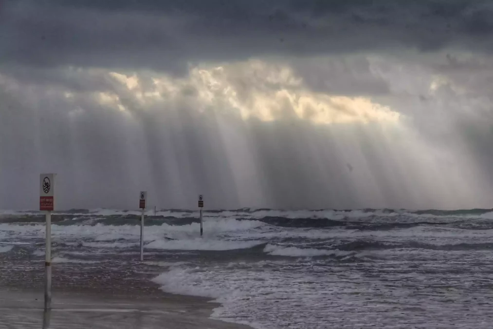 Tormenta invernal ‘Carmel’ continúa mientras las temperaturas bajan