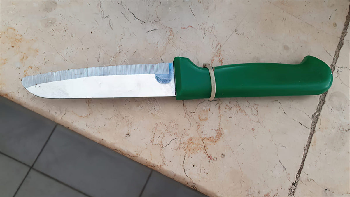 Terrorista árabe detenido con un gran cuchillo en la estación de autobuses de Tel Aviv