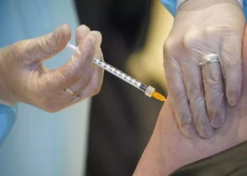 Un italiano utiliza brazo falso para intentar esquivar la vacuna