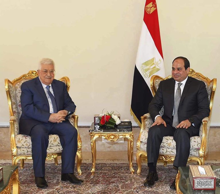 Mahmoud Abbas visita Egipto para reunirse con el presidente Sissi