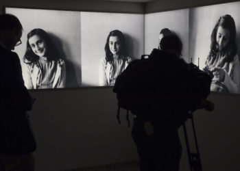 Un periodista toma imágenes de fotos de Ana Frank en el renovado Museo de la Casa de Ana Frank en Ámsterdam, Holanda, el 21 de noviembre de 2018. (AP Photo/ Peter Dejong, Archivo)