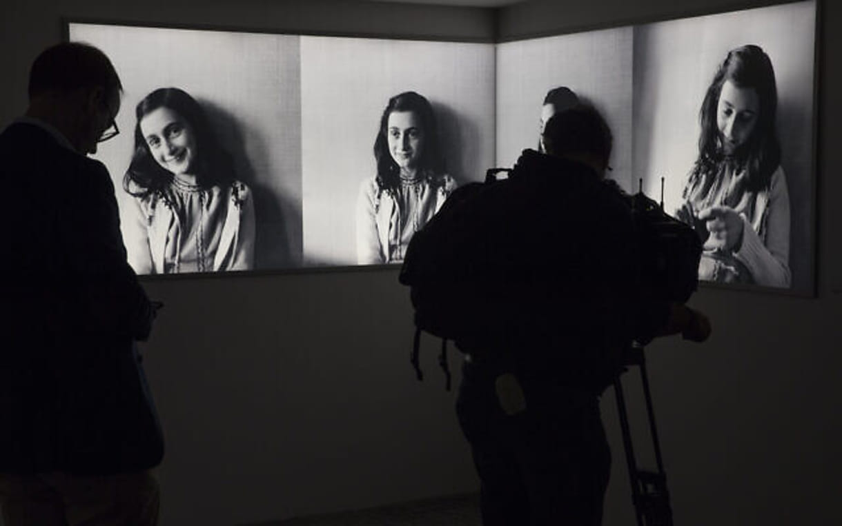 Un periodista toma imágenes de fotos de Ana Frank en el renovado Museo de la Casa de Ana Frank en Ámsterdam, Holanda, el 21 de noviembre de 2018. (AP Photo/ Peter Dejong, Archivo)