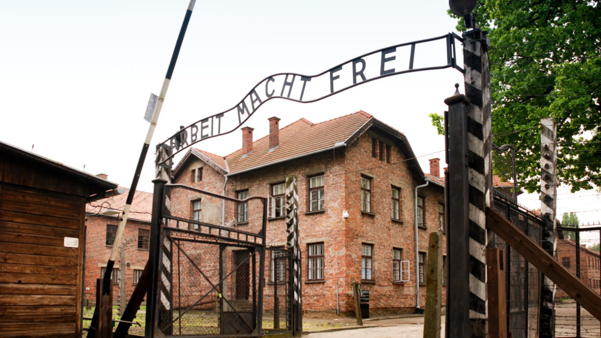 Turista detenida por hacer el saludo nazi en Auschwitz