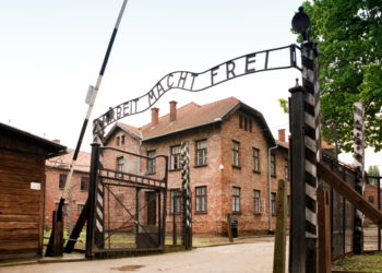 Turista detenida por hacer el saludo nazi en Auschwitz