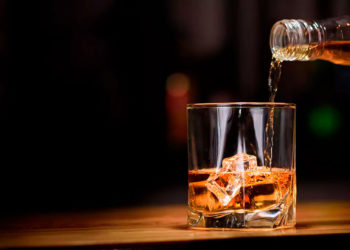 Los israelíes en aislamiento buscan consuelo en el alcohol y el tabaco