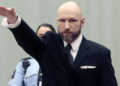 El asesino noruego Breivik comienza la audiencia de libertad condicional con un saludo nazi
