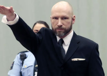 El asesino noruego Breivik comienza la audiencia de libertad condicional con un saludo nazi