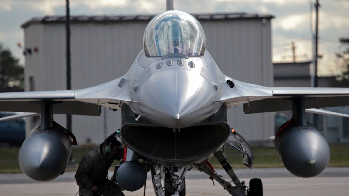 “El avión empezó a temblar”: Cómo es manejar un F-16 a casi Mach 2