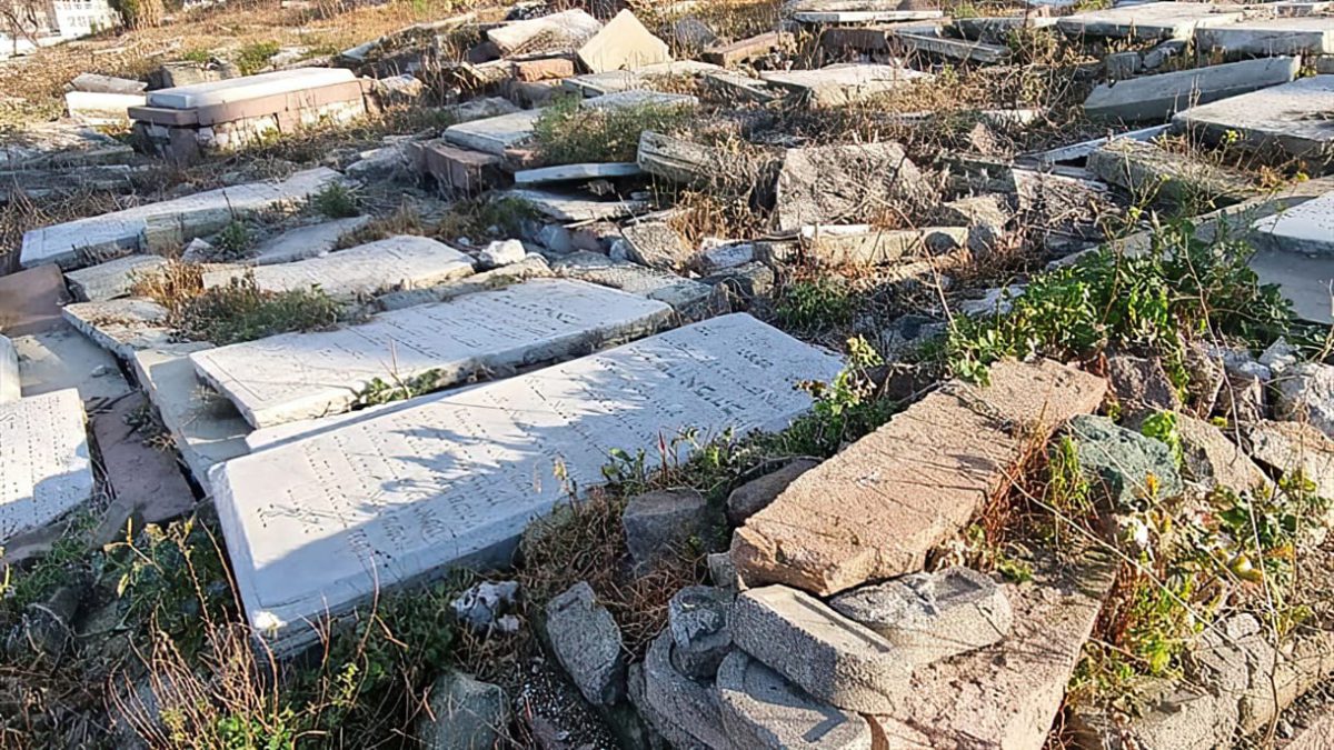 Decenas de lápidas destrozadas en un cementerio judío de Turquía