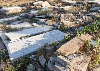 Decenas de lápidas destrozadas en un cementerio judío de Turquía