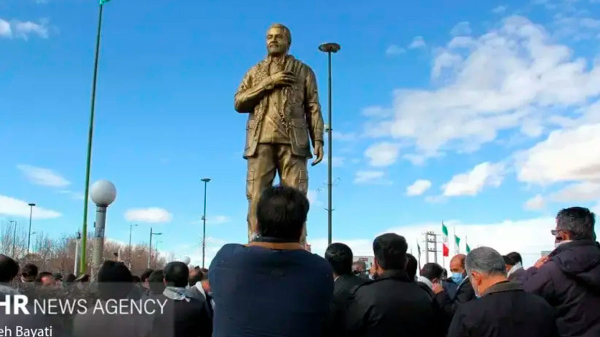 Incendian estatua de Qasem Soleimani en el oeste de Irán