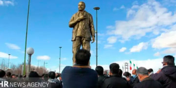 Incendian estatua de Qasem Soleimani en el oeste de Irán
