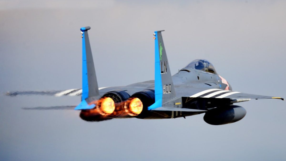 El caza F-15C ha comenzado su espiral de muerte