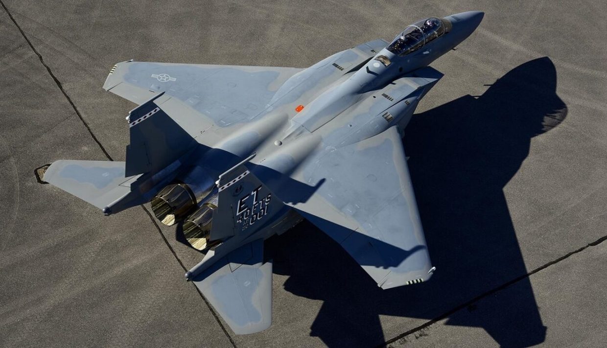 El caza F-15C ha comenzado su espiral de muerte