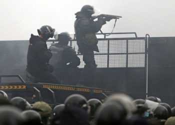 Rusia envía paracaidistas a Kazajistán para reprimir los disturbios mortales