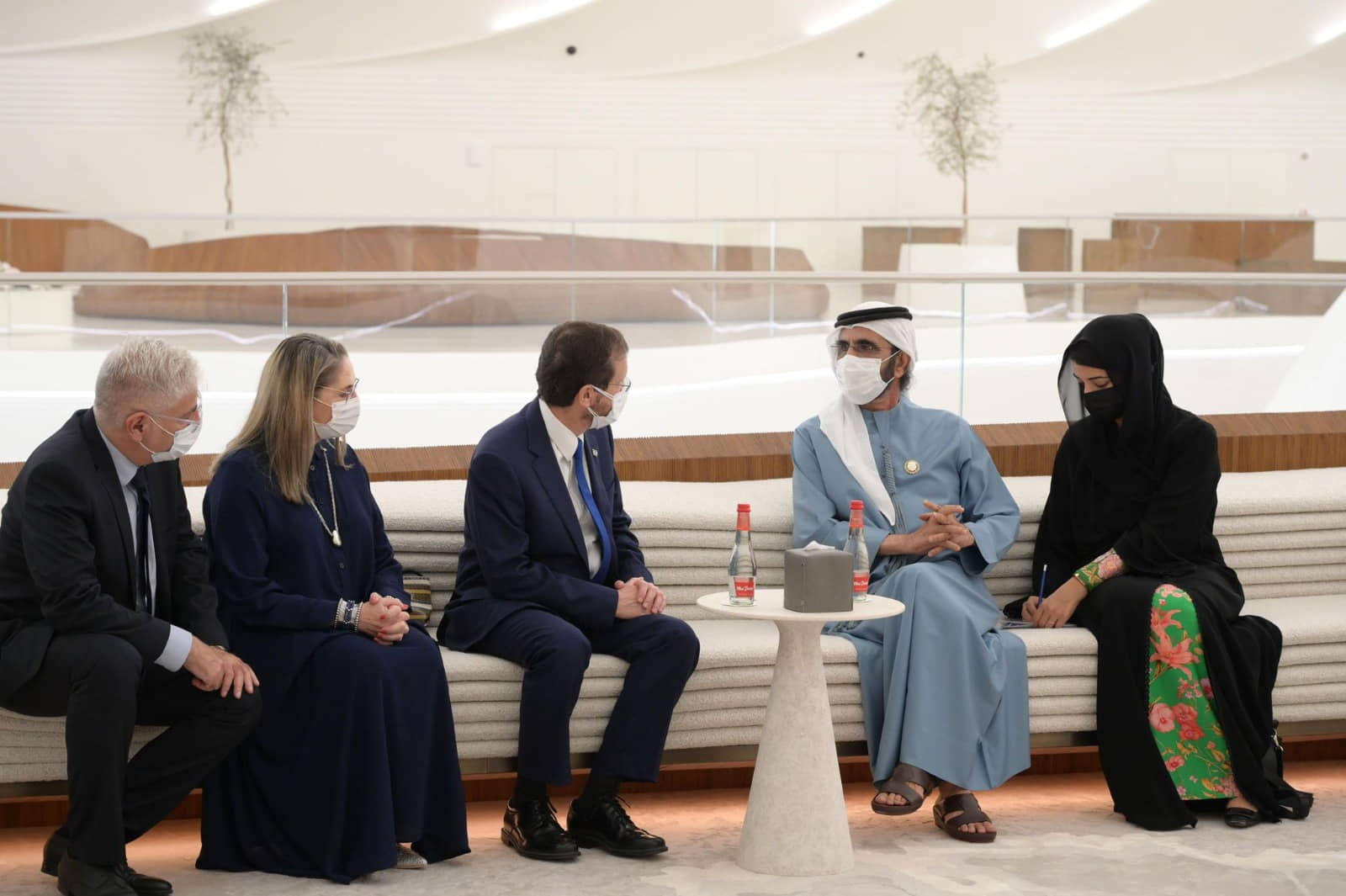 El presidente Isaac Herzog y la primera dama Michal se reúnen con el gobernante de Dubai, el jeque Mohammed bin Rashid al-Maktoum, el 31 de enero de 2021 (Amos Ben Gershom/GPO)