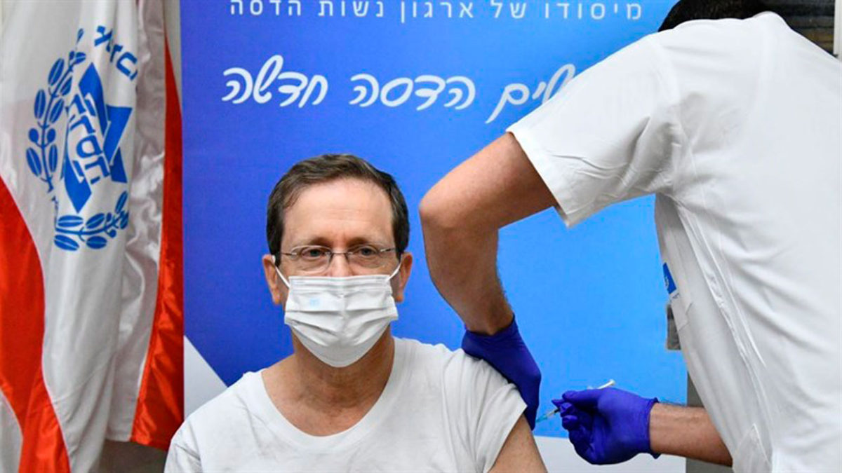 El presidente Isaac Herzog recibe la cuarta dosis de la vacuna