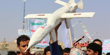 Las defensas aéreas y los ataques aéreos de los EAU aumentan en medio de la amenaza hutí