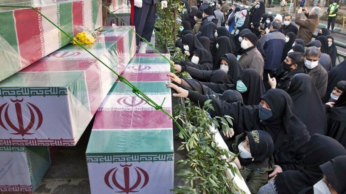 Miles de iraníes asisten a un funeral por los muertos en la guerra con Irak de 1980