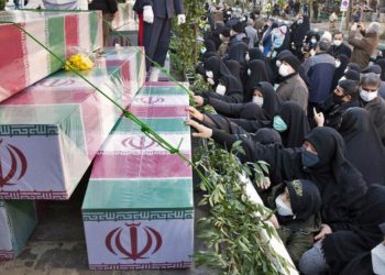 Miles de iraníes asisten a un funeral por los muertos en la guerra con Irak de 1980