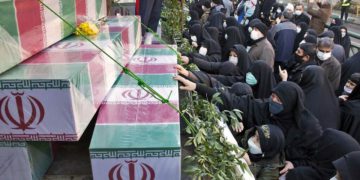 Miles de iraníes asisten a un funeral por los muertos en la guerra con Irak de 1980