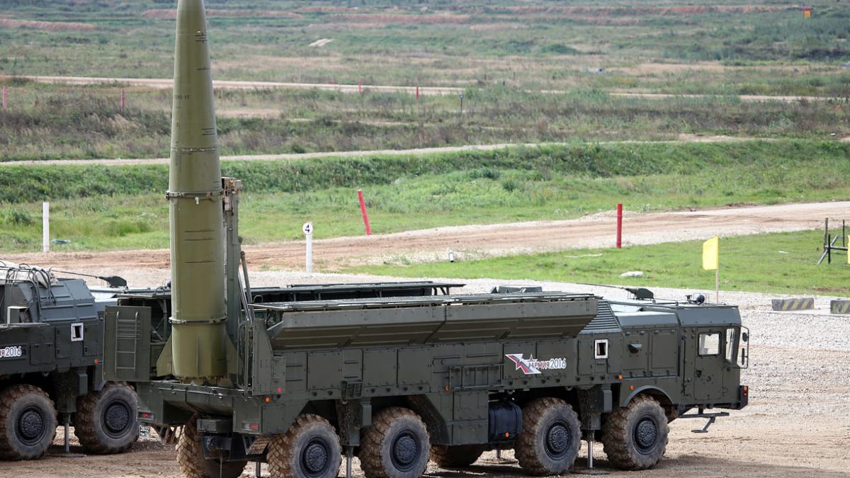 Sistemas de misiles rusos Iskander son vistos acercándose a Ucrania