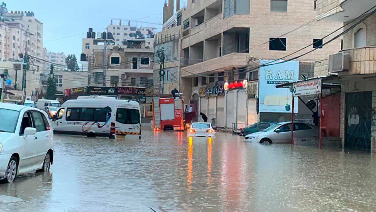 Inundaciones en Israel: Rescatan a 2 personas atrapadas en un vehículo