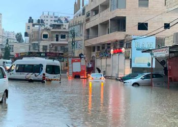 Inundaciones en Israel: Rescatan a 2 personas atrapadas en un vehículo