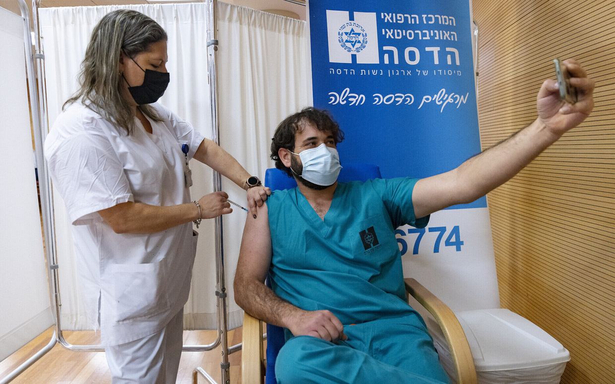 Más de 250 mil israelíes han recibido la cuarta vacuna contra el COVID