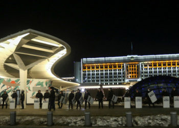 Disturbios en Kazajistán: Los manifestantes toman el aeropuerto y el gobierno dimite