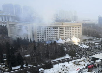 Incendio en la residencia del presidente kazajo y aumento de las protestas