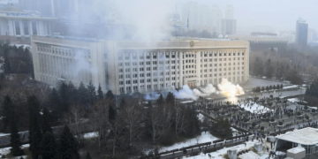 Incendio en la residencia del presidente kazajo y aumento de las protestas